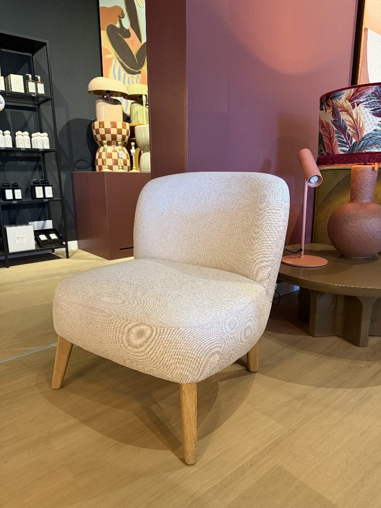DYYK - Fauteuil beige met eiken houten poten, Ophalen, Gebruikt, Stof, 50 tot 75 cm