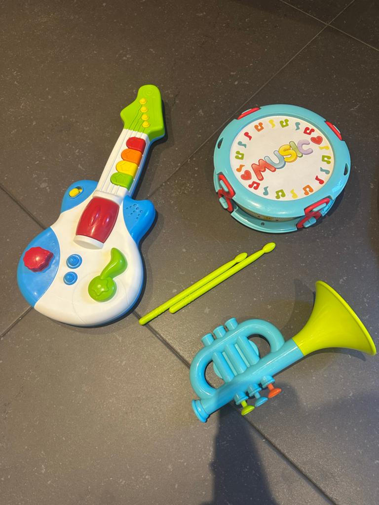 Speelgoed Muziekinstrumenten Set: Trommel, Trompet, Gitaar, Ophalen, Zo goed als nieuw, Jongen of Meisje