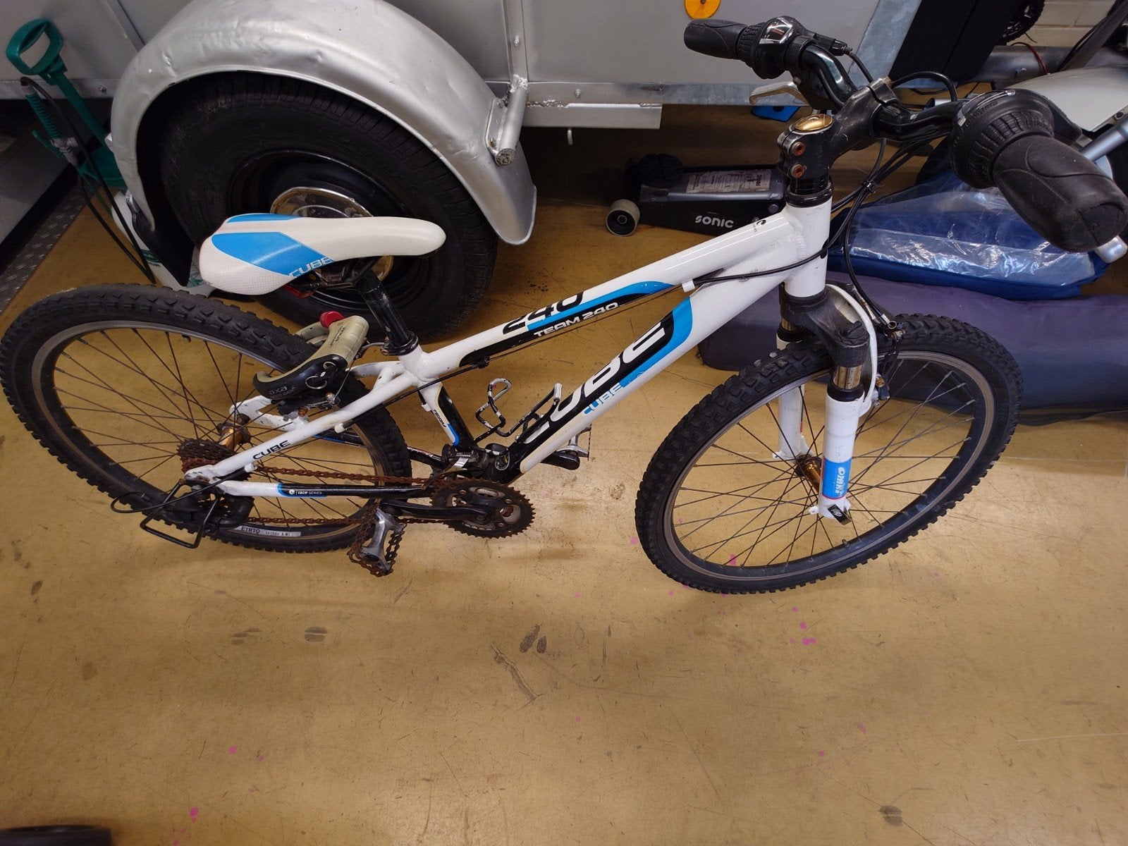 Cube Team 240 Kinderfiets - Wit/Blauw, Fietsen en Brommers, Ophalen, 20 inch of meer, Gebruikt, Velgrem