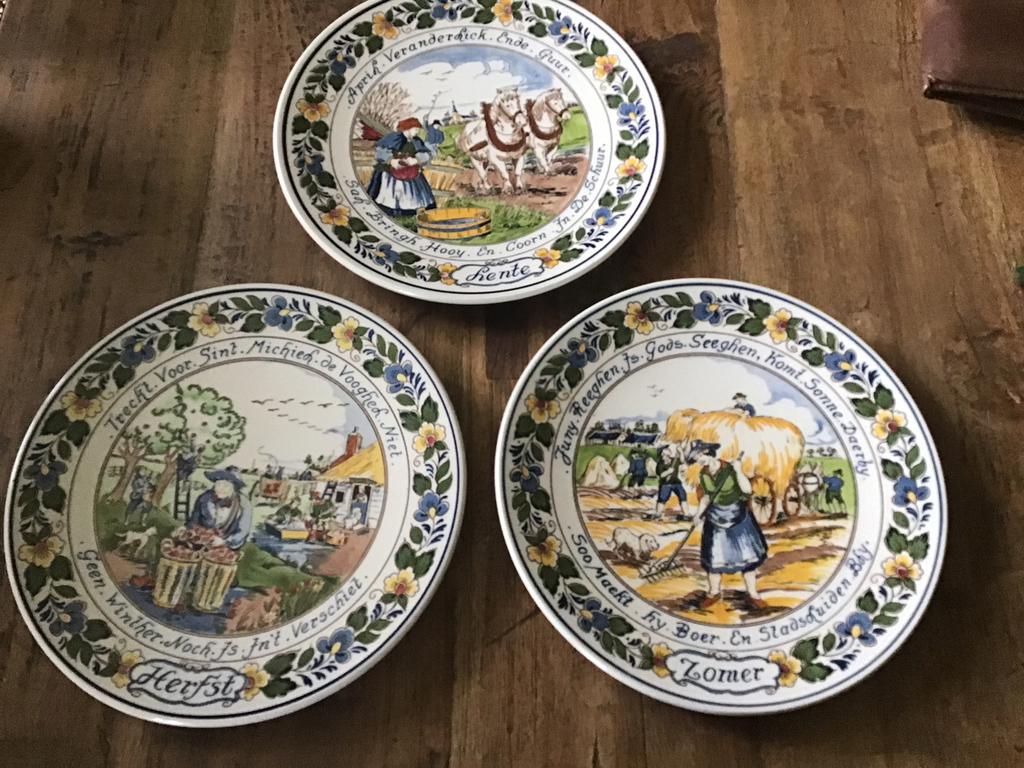 3 borden polychroom Delft Goedewaagen, Ophalen of Verzenden