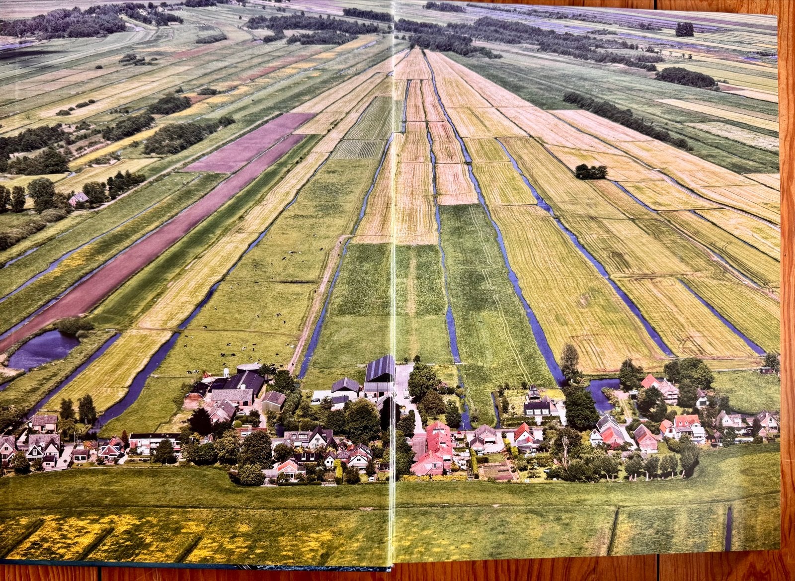 De Bosatlas Nederland van Boven - Prachtige luchtfoto's, Bosatlas, 2000 tot heden, Ophalen of Verzenden, Zo goed als nieuw