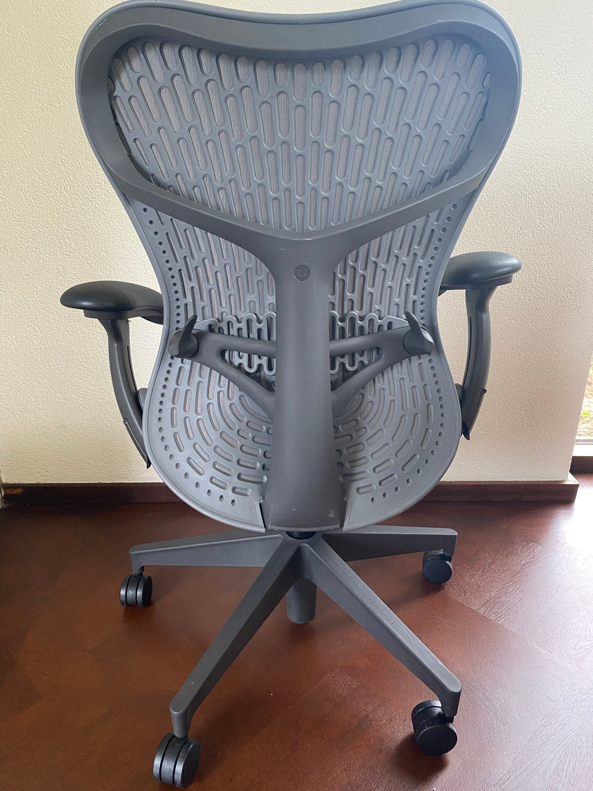 Foto 3 van Herman Miller Aeron Classic Graphite ergonomische bureaustoe