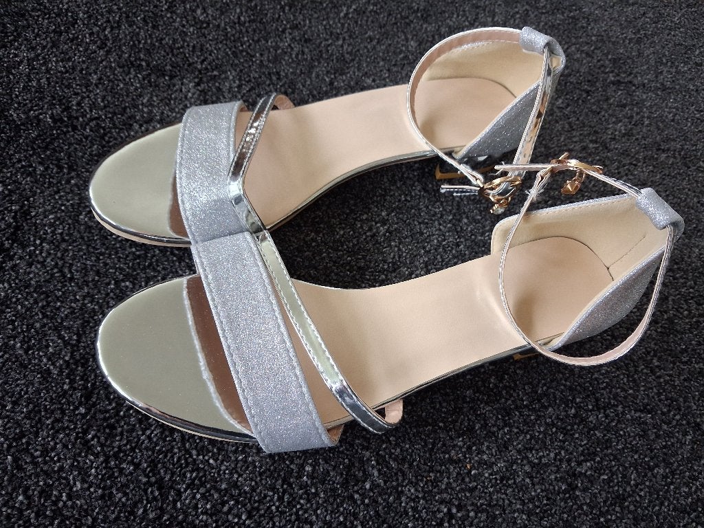 Zilverkleurige dames sandalen; nieuw en ongedragen. Mt 37, Overige kleuren, Verzenden, Nieuw, Sandalen of Muiltjes