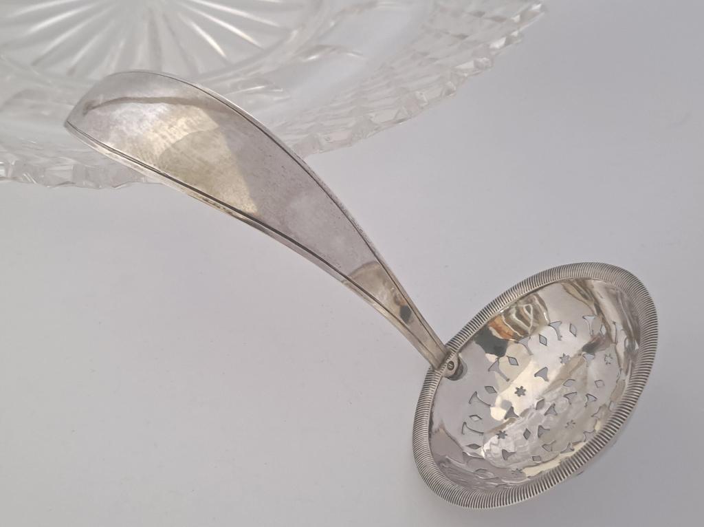 Antiek zilveren strooilepel - datering 1836, Ophalen of Verzenden, Zilver