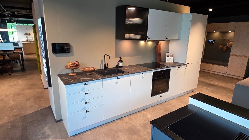 BORDO keuken wit by Kvik met laminaat werkblad SHOWROOMMODEL, Ophalen, Wit, Nieuw, Enkelwandige keuken