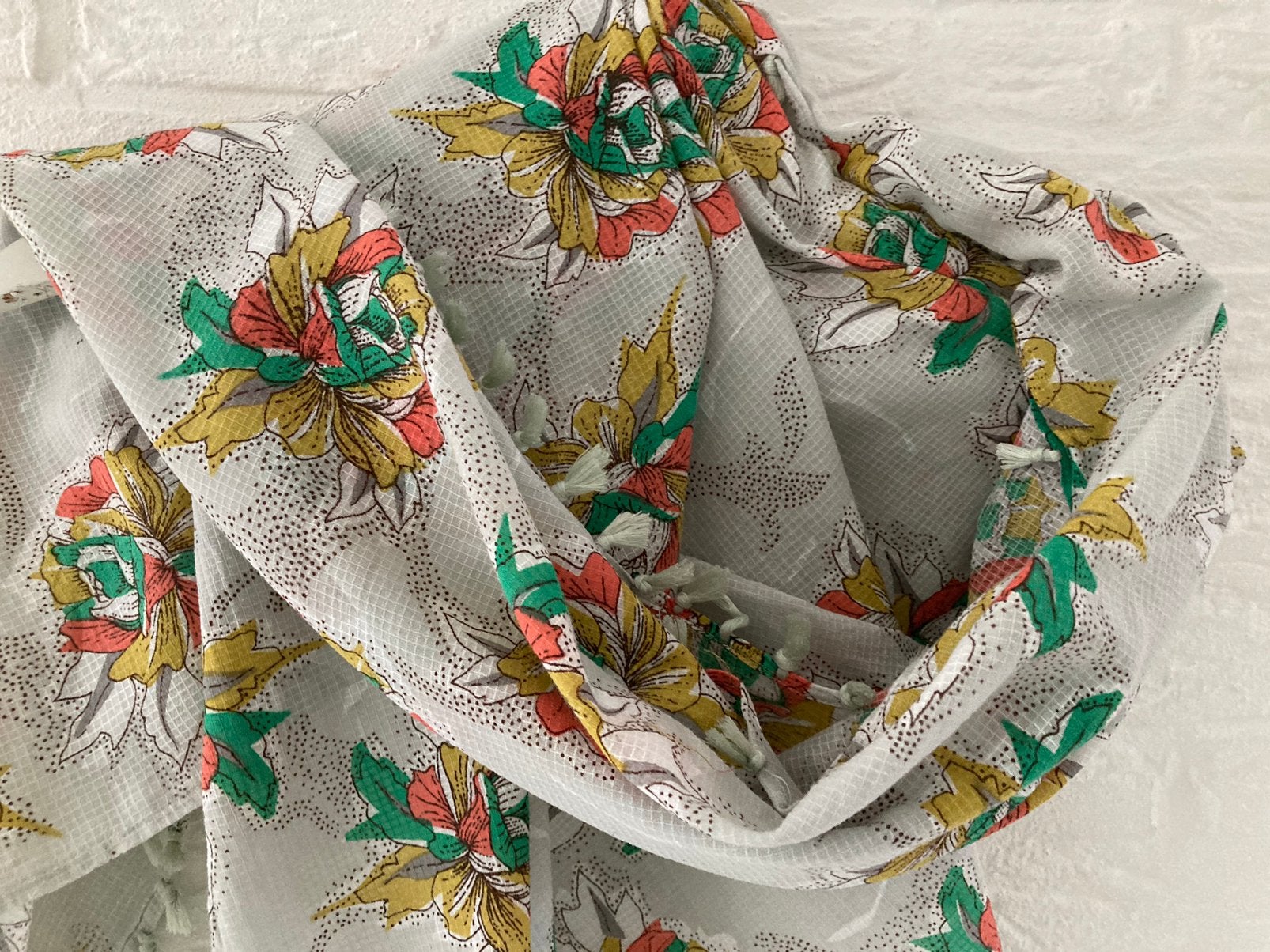 Jago Accessoires SJAAL met print en kwastjes ( pom sissy ), Ophalen of Verzenden, Zo goed als nieuw, Sjaal