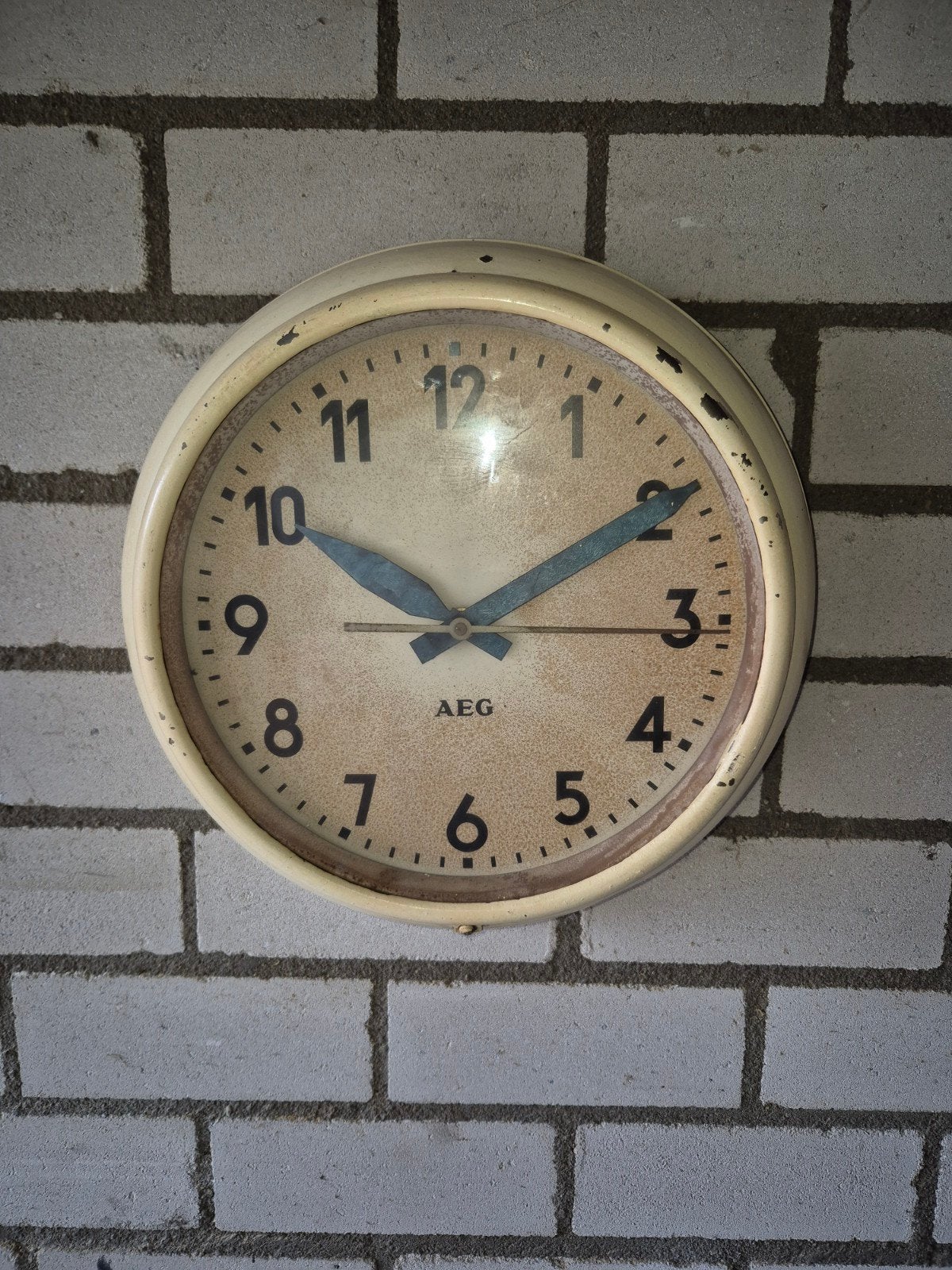 industrieele vintage fabrieksklok AEG metaal op stroom, Ophalen of Verzenden, Wandklok