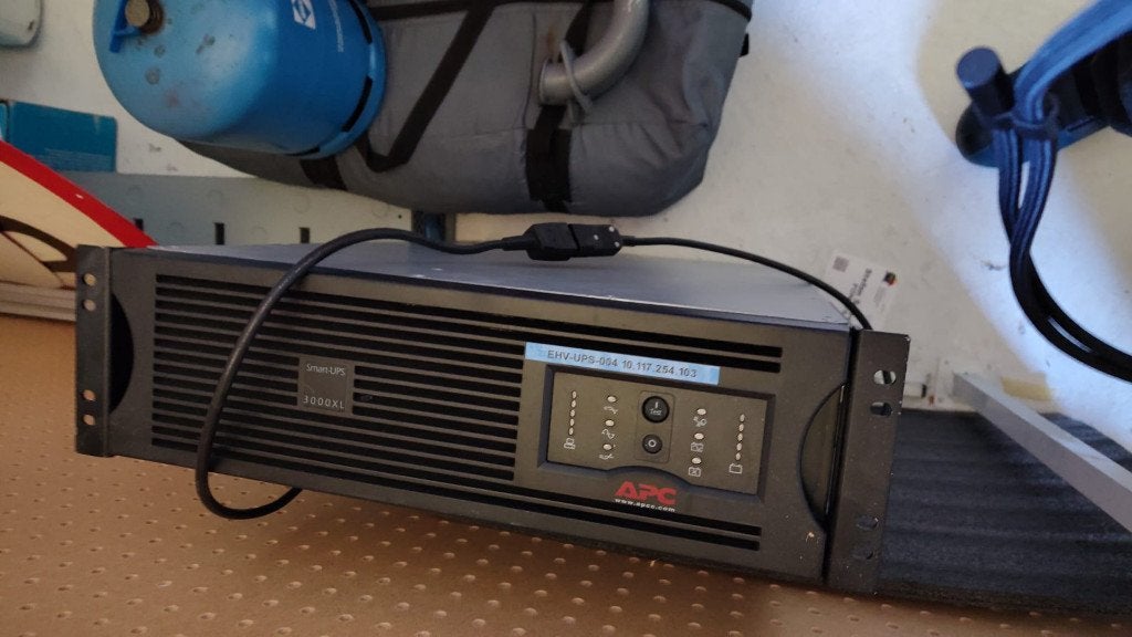 Smart UPS 3000 XL, Ophalen