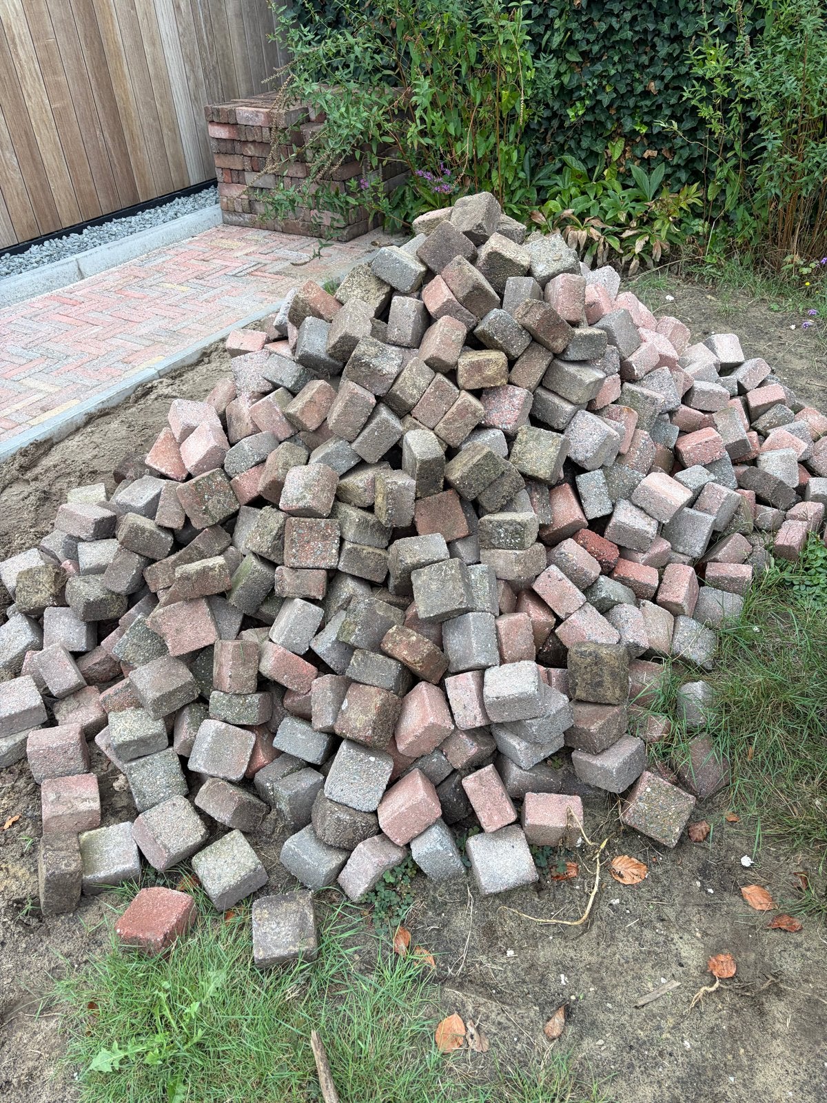 Gratis Gebruikte betonklinkers 10x10 cm, zwart/rood, Tuin en Terras, Ophalen, Gebruikt, Beton, Klinkers