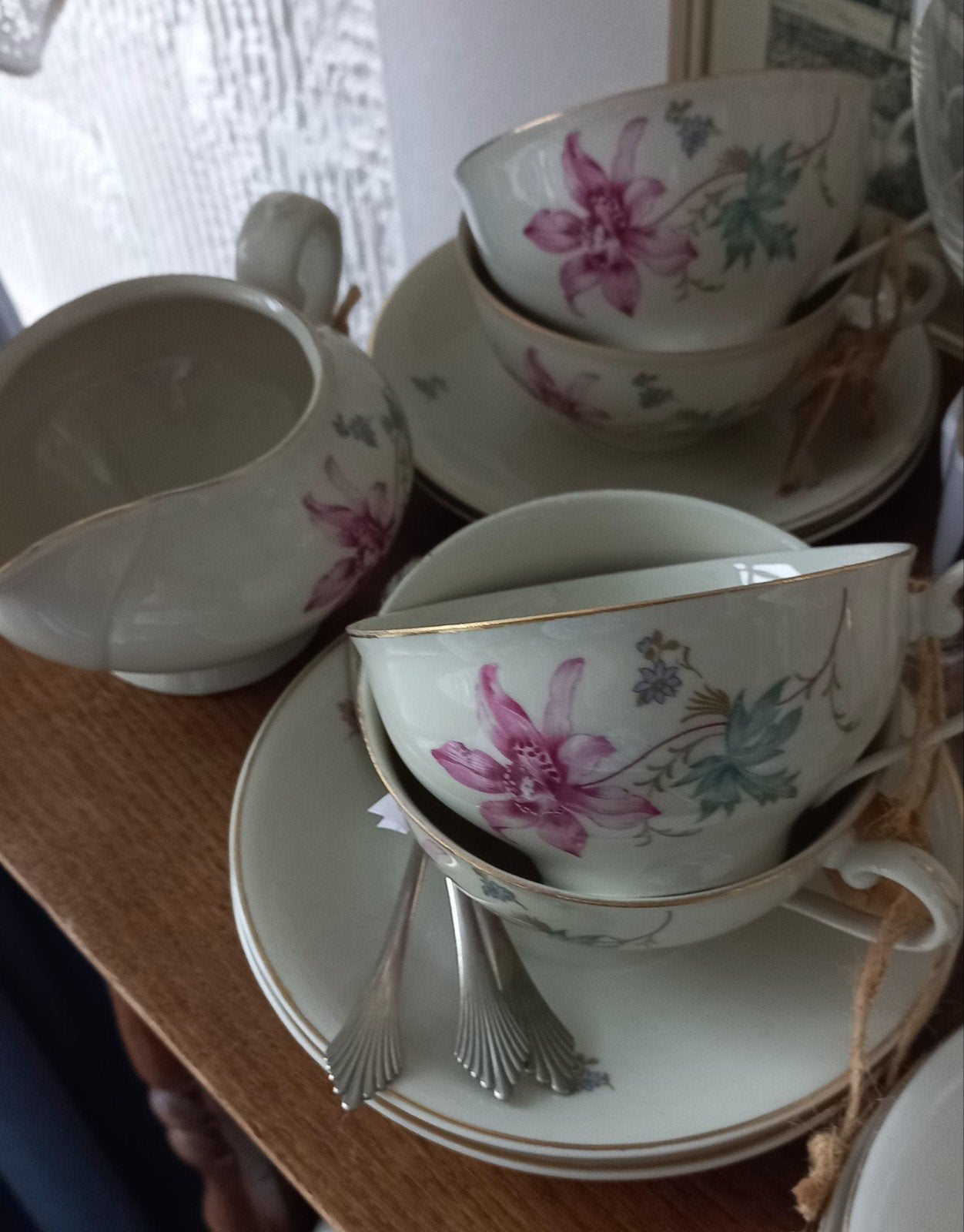 Brocante set van 4 kop en schotel, melkkannetje, roze bloem, Ophalen of Verzenden