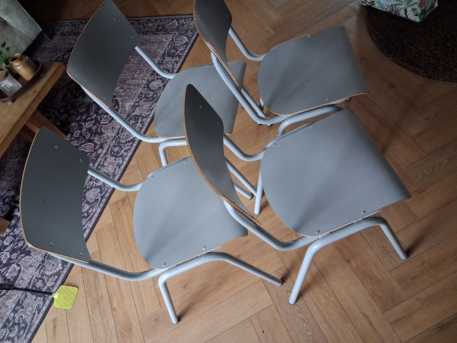 Set van 4 grijze schoolstoelen, stapelbaar, Huis en Inrichting, Stoelen, Ophalen, Vintage, Industrieel, School, Gebruikt, Vier
