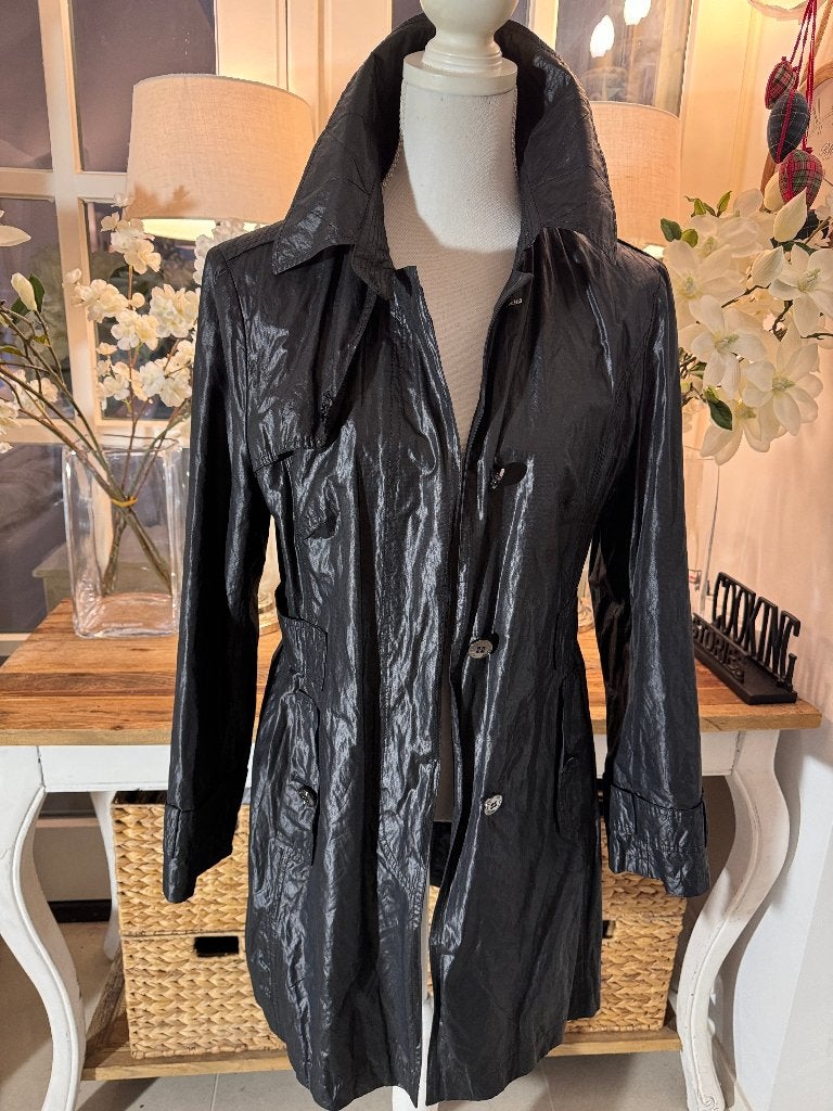 Chique, Zwarte, glanzende trenchcoat Gil Bret, 36/S, ZGAN, Kleding | Dames, Verzenden, Zo goed als nieuw, Maat 36 (S), Zwart