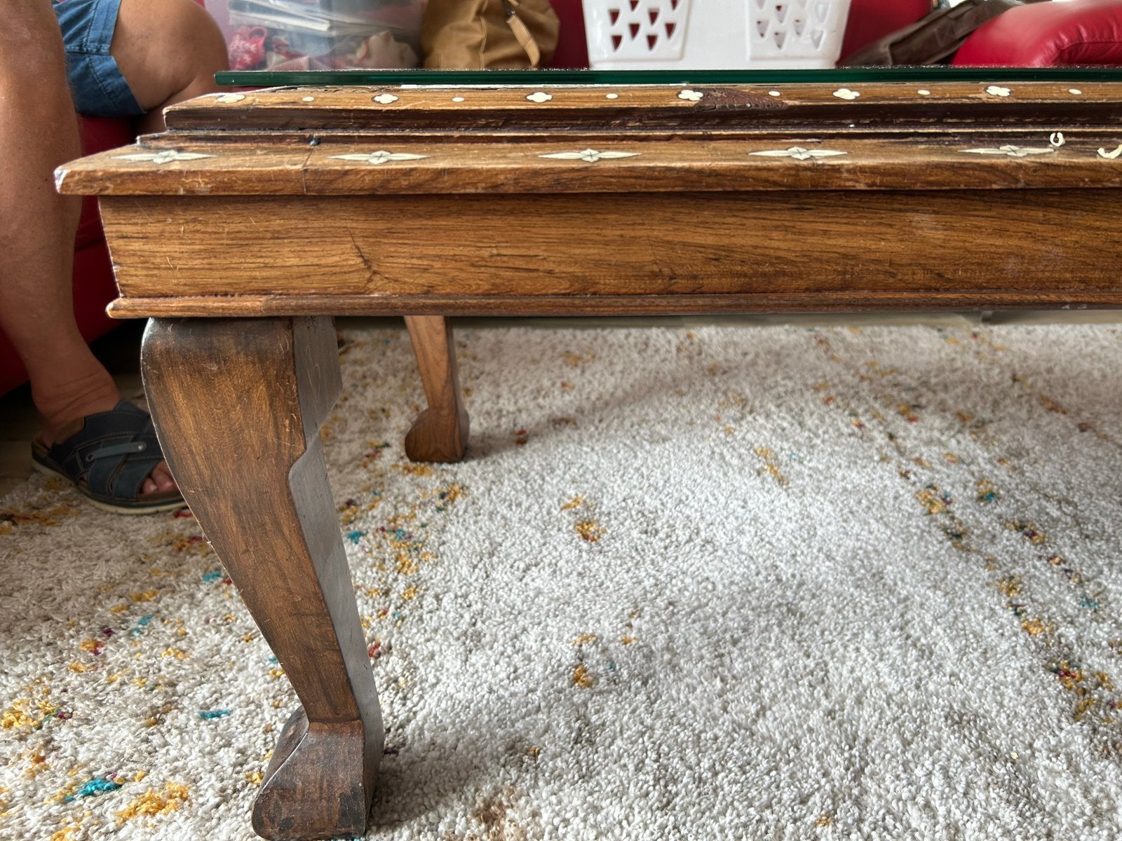 Houten salontafel met Chinese motieven en glazen plaat, Antiek en Kunst, Antiek | Meubels | Tafels, Ophalen