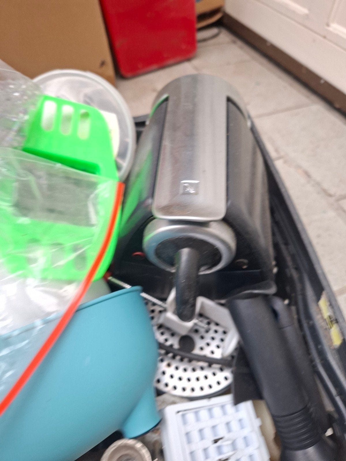 krat met rommelmarktspullen gratis