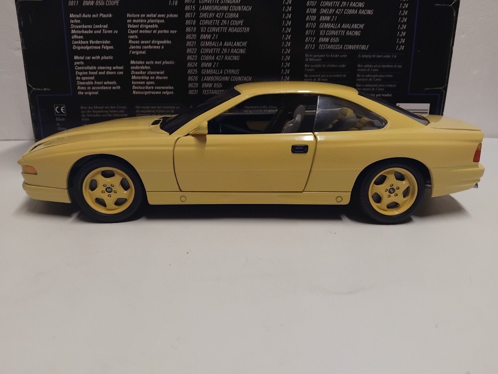 BMW 850 CSI Coupe all yellow Revell metal 1:18 KRD, Ophalen of Verzenden, Zo goed als nieuw, Auto, Revell