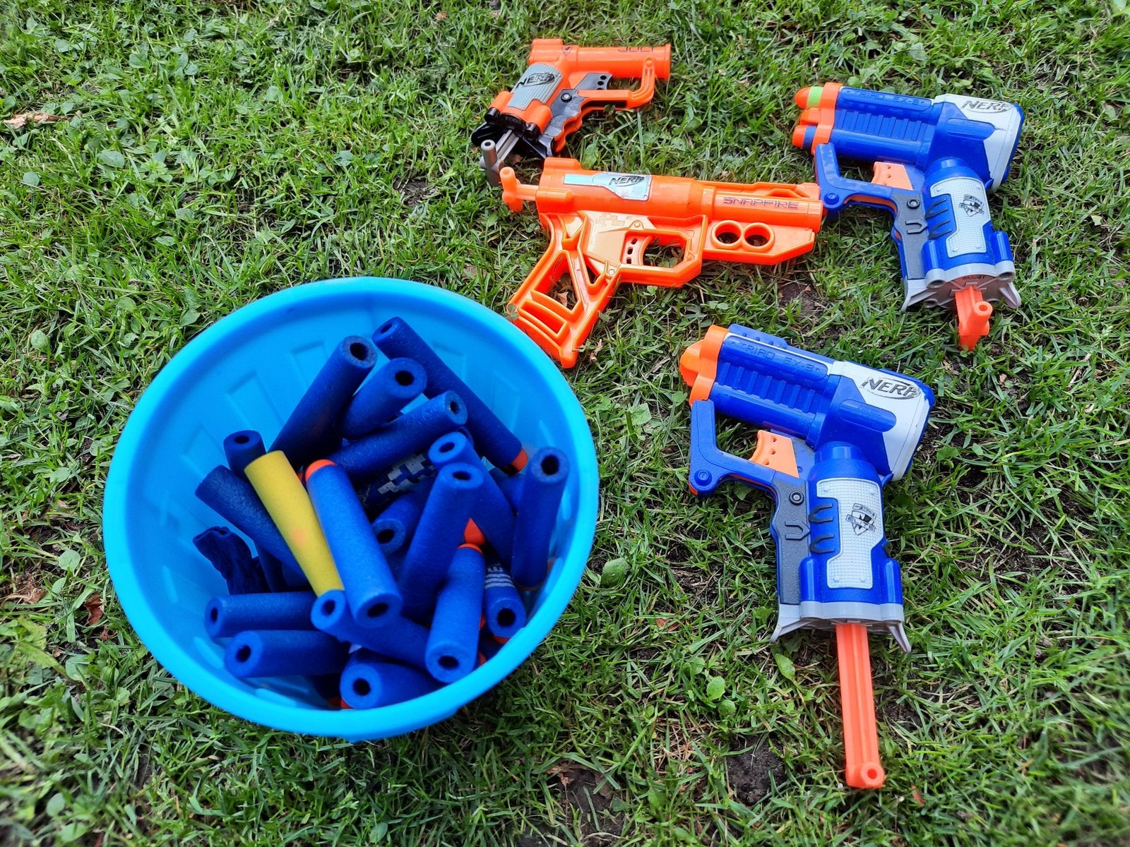 Nerf Blasters met veel pijltjes en emmer, Ophalen of Verzenden, Zo goed als nieuw, Jongen of Meisje