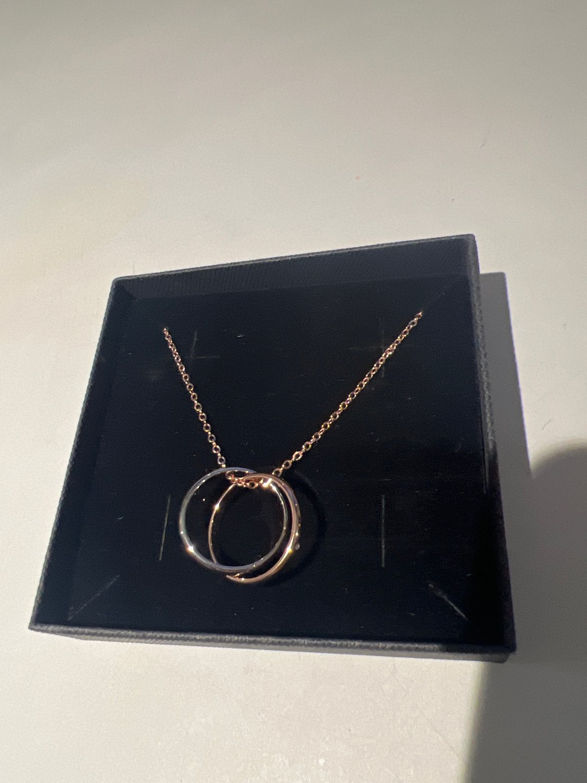 Di Lusso Jewels Ketting met Dubbele Ring Hanger, Sieraden, Tassen en Uiterlijk, Met kristal, Overige materialen, N, N