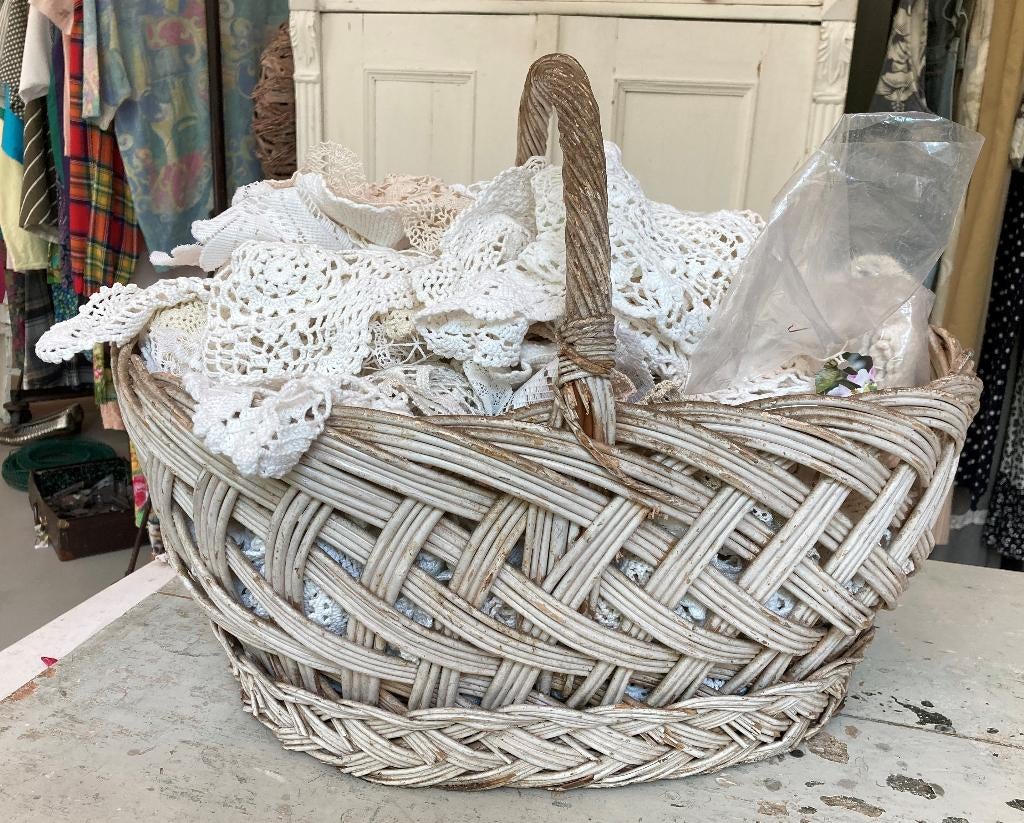 Brocante oude witte rieten mand / picknickmand - broodmand, Ophalen of Verzenden