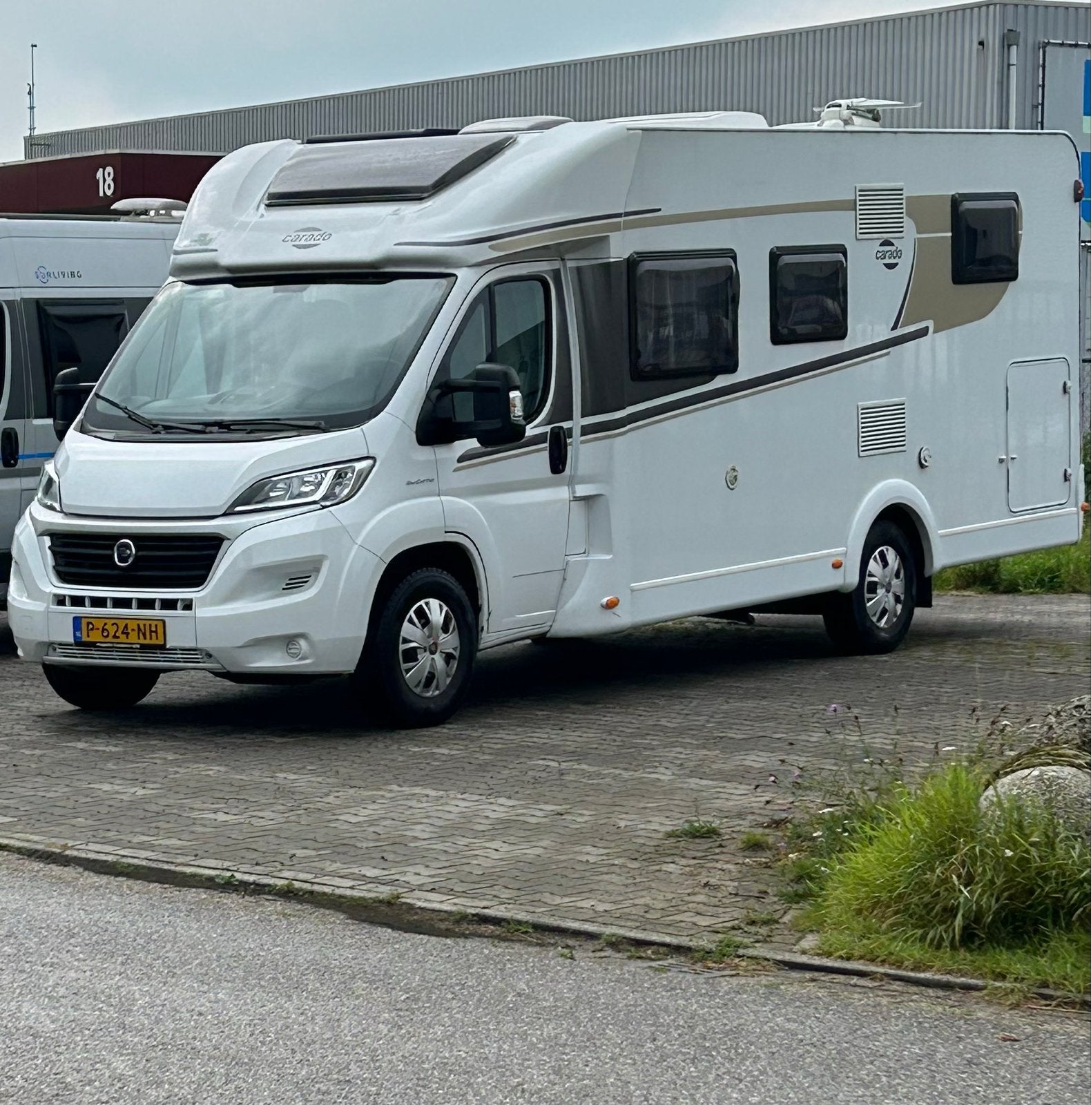 Carado T448 Half-integraal Camper met XXL garage, Standaard zit, Ringverwarming, Fiat, 6 tot 7 meter