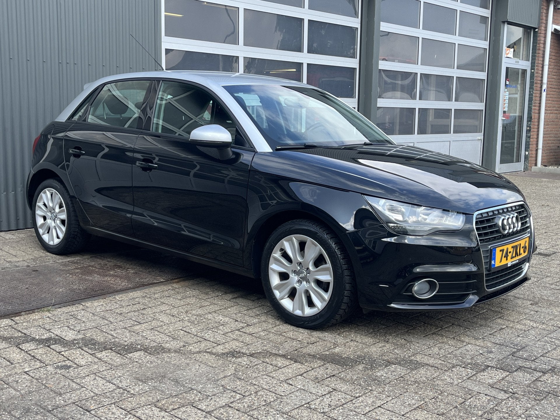 Audi A1 Sportback 1.2 TFSI Attraction Pro Line Zilver editio, Voorwielaandrijving, Euro 5, Zwart, 4 cilinders