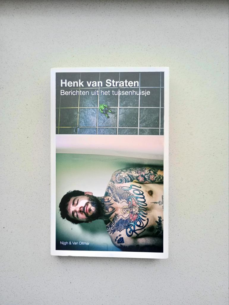 Berichten Uit het Tussenhuisje - Henk van Straten, Ophalen of Verzenden, Gelezen