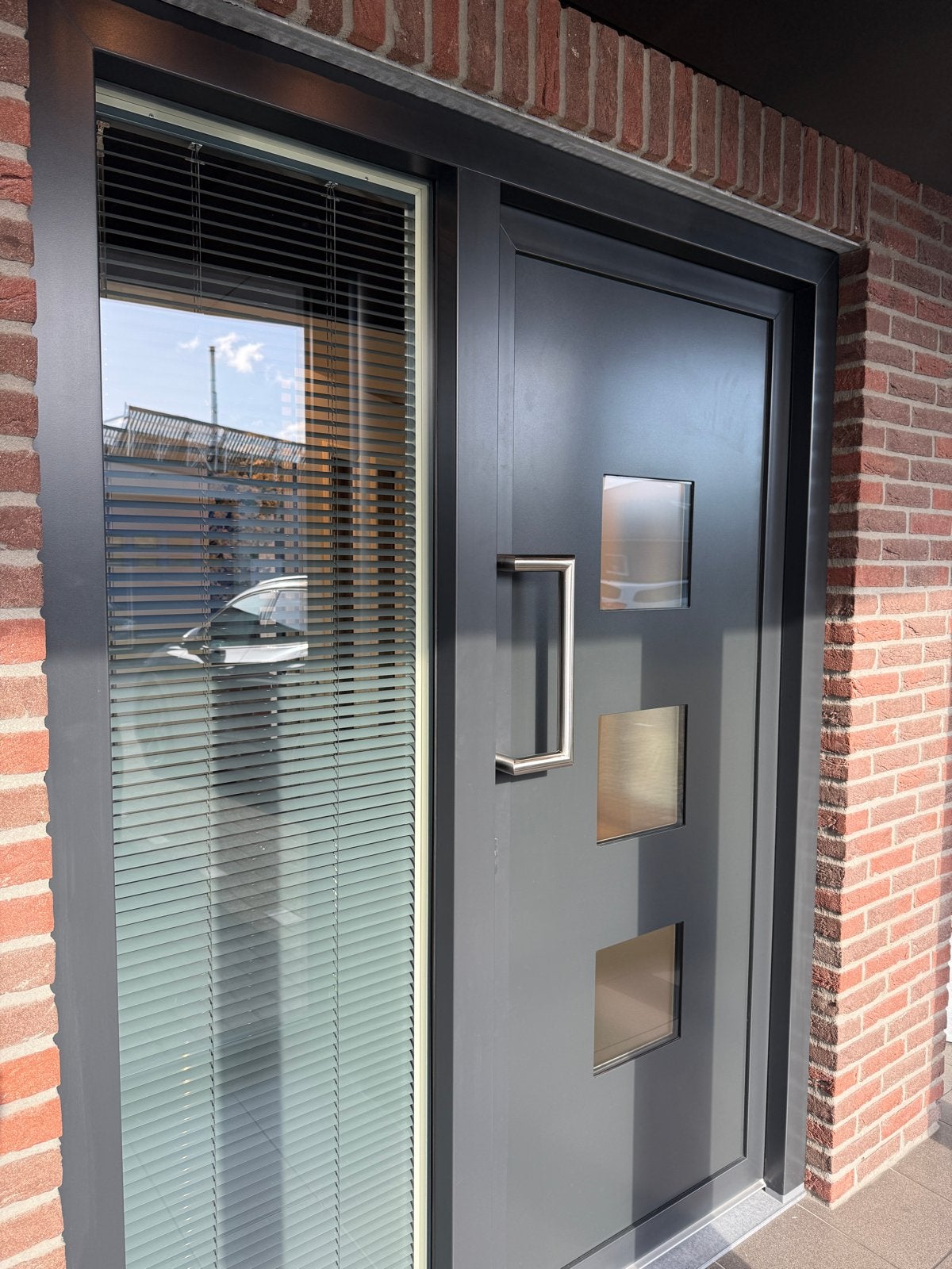 Moderne Buitendeur met Zijlicht en Horizontale Jaloezieën, Doe-het-zelf en Verbouw, Ophalen, Kunststof, Nieuw, Buitendeur