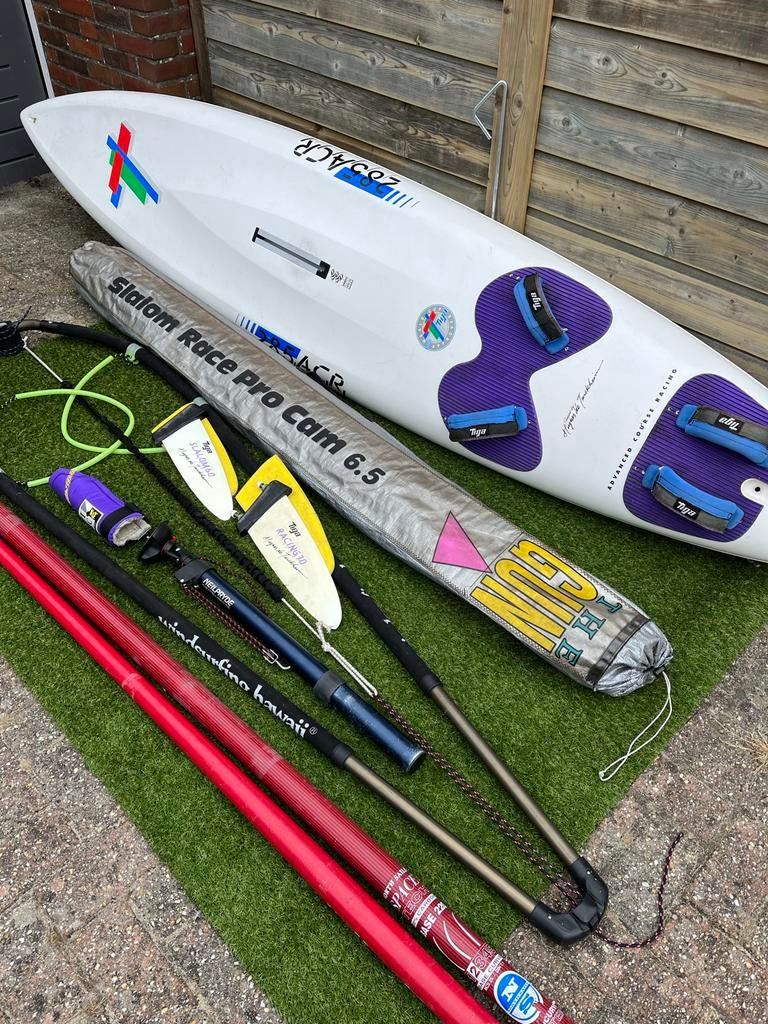 Complete surfset Tiga 285ACR, Watersport en Boten, Windsurfen, 250 tot 300 cm, Gebruikt, Ophalen of Verzenden, Met vin(nen)
