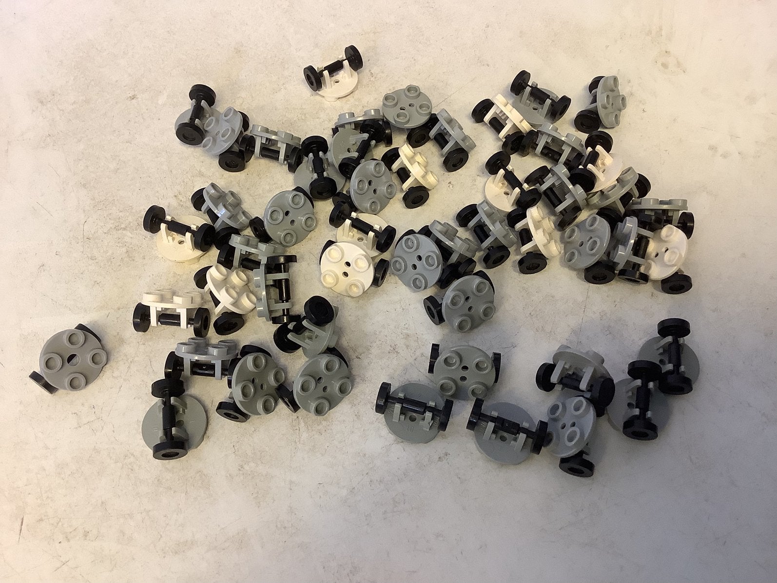 Lego plaat 2x2 rond met wielhouder en zwarte wielen, Ophalen of Verzenden, Gebruikt, Losse stenen, Lego