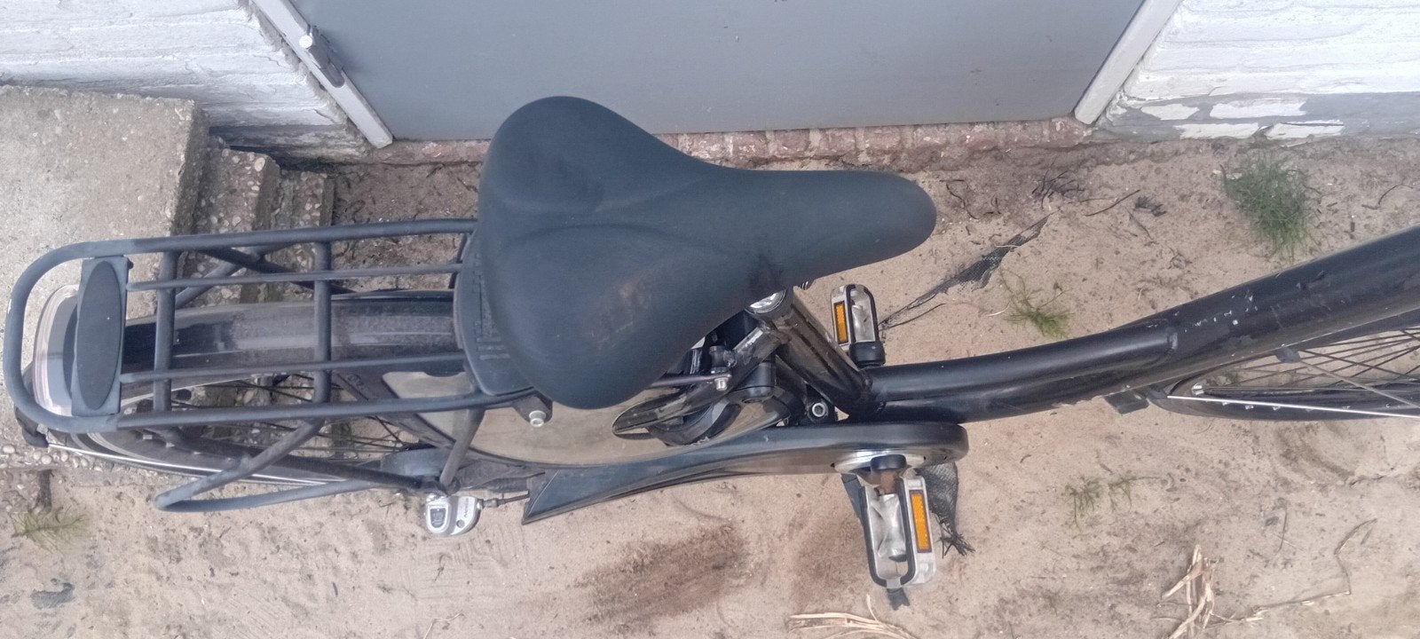 Zwarte damesfiets met defecte binnenband