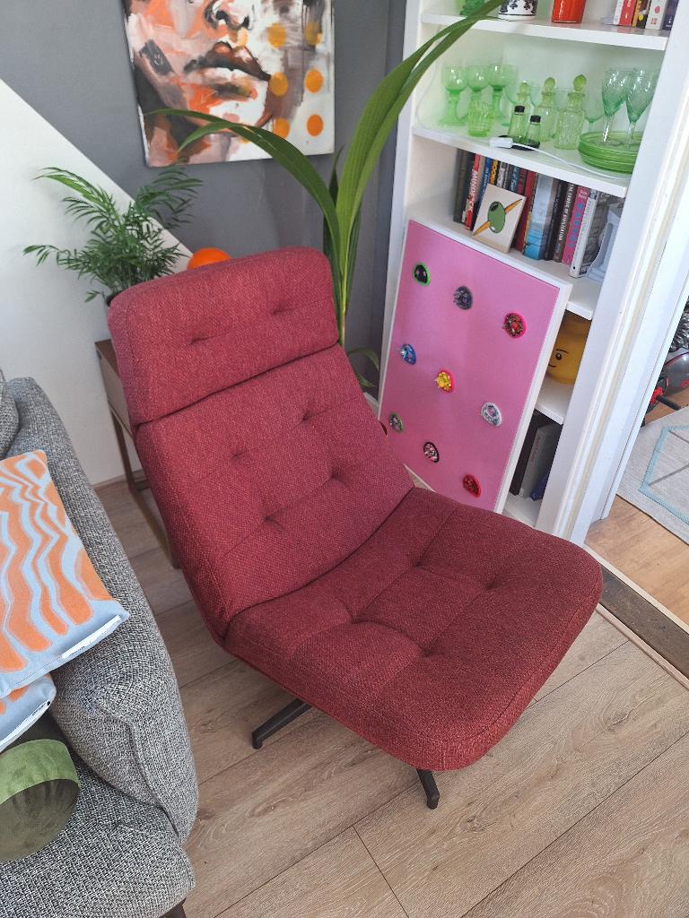 Draaifauteuil HAVBERG Lejde roodbruin met voetenbank, Huis en Inrichting, Fauteuils, Ophalen, Gebruikt, 75 tot 100 cm, Stof