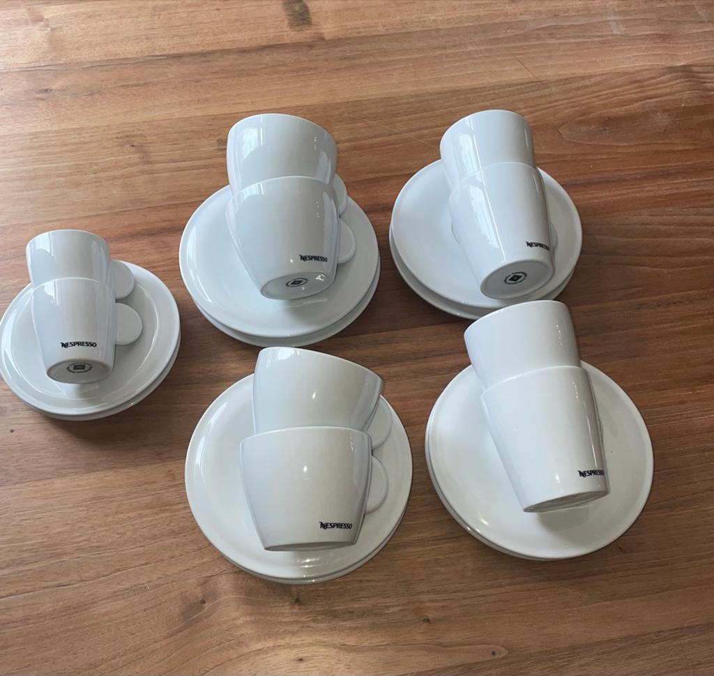 10 Nespresso koffiekopjes met schotels - 3 verschillende, Ophalen of Verzenden, Zo goed als nieuw