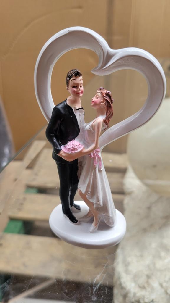 Bruidspaar beeldje met hart - Taarttopper, Hobby en Vrije tijd, Ophalen of Verzenden