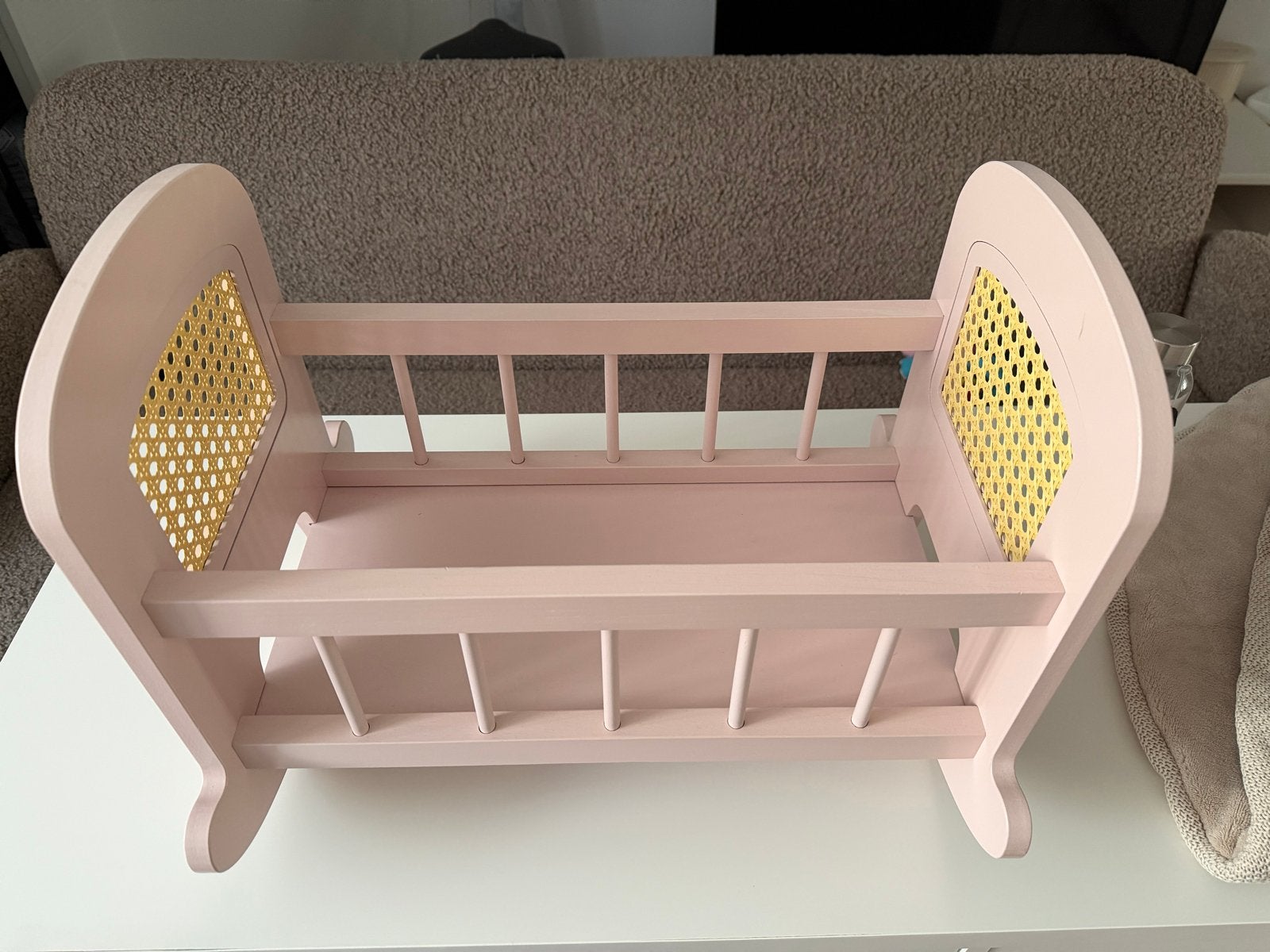 Roze poppenwiegje met rotan details, Ophalen, Zo goed als nieuw, Overige typen