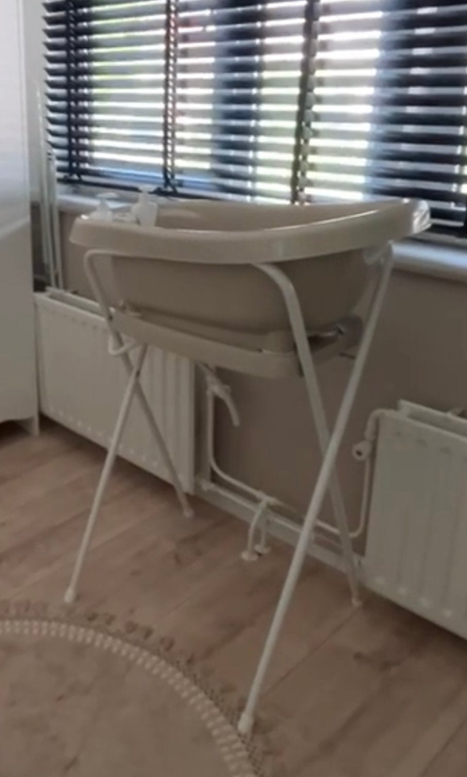 Bebe-Jou thermobad Taupe met badstandaard en badzitje, Ophalen, Gebruikt, Badje, Bébé-jou