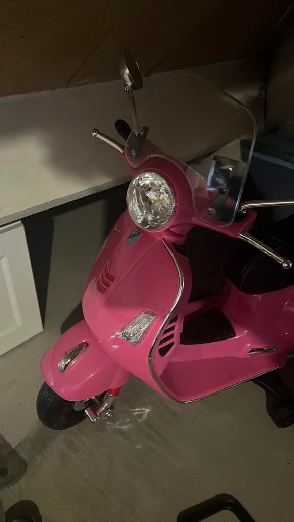 Vespa kinderscooter 12V roze met muziek, Kinderen en Baby's, Ophalen, Nieuw