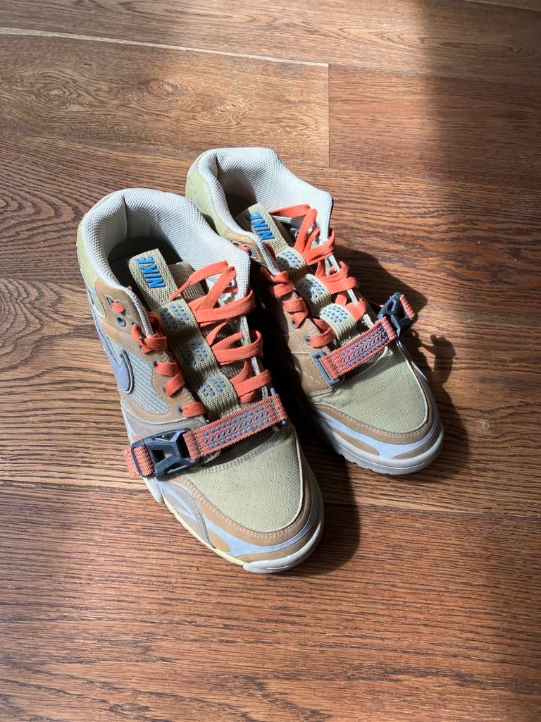 Nike Travis Scott Air Trainer 1 SP Wheat maat 45, Kleding | Heren, Schoenen, Ophalen of Verzenden, Gedragen, Overige kleuren, Sneakers of Gympen