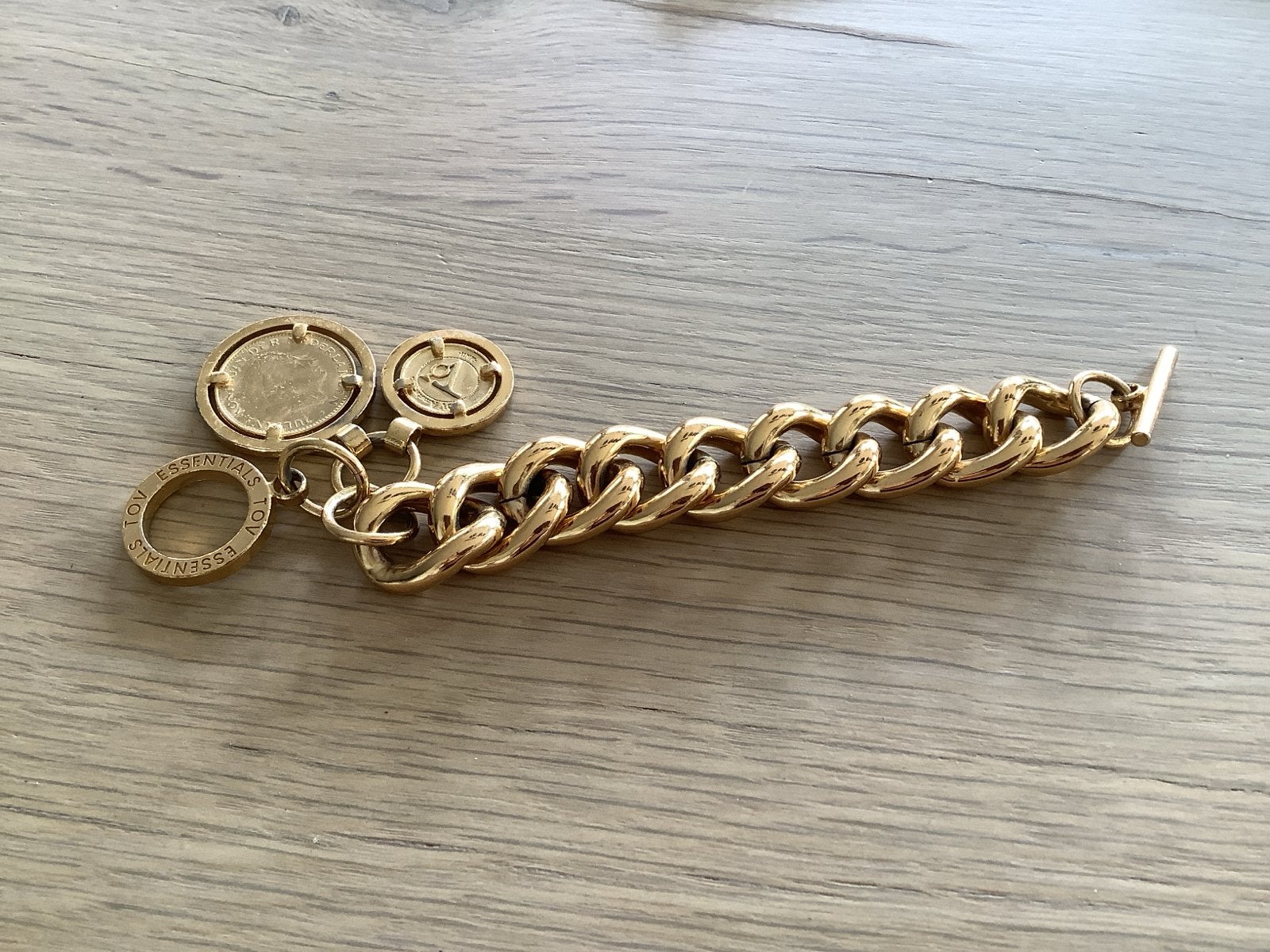 T.O.V armband met 2 munten ., Overige materialen, Gebruikt, Ophalen of Verzenden, Met bedels of kralen