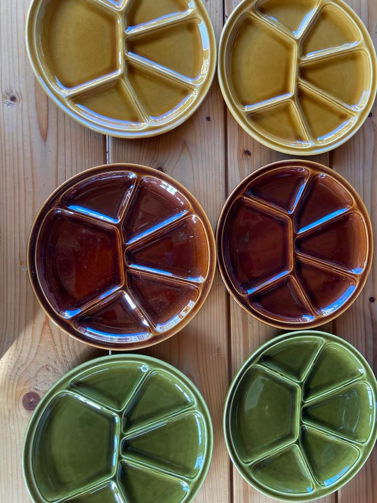 6 retro fondue borden in bruin, groen en okergeel, Gebruikt, Keramiek, Ophalen of Verzenden, Bord(en)