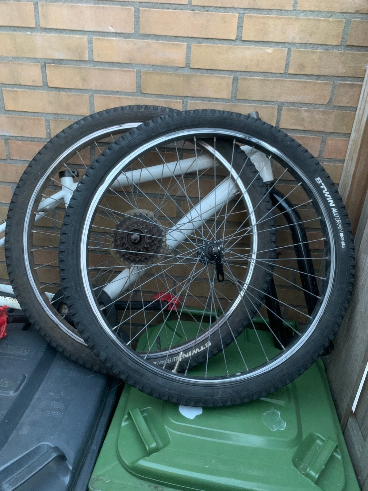 2x 24 inch banden (binnen en buitenband), Ophalen, Gebruikt, Mountainbike
