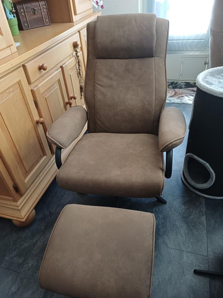 Relaxfauteuil met voetenbankje en verstelbare rug, z.g.a.n., Ophalen, 75 tot 100 cm, Zo goed als nieuw, 75 tot 100 cm