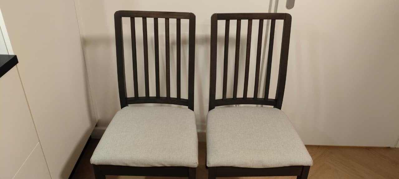 Set van 2 donkerbruine stoelen met lichte zitting, Gebruikt, Twee, Bruin, Ophalen of Verzenden