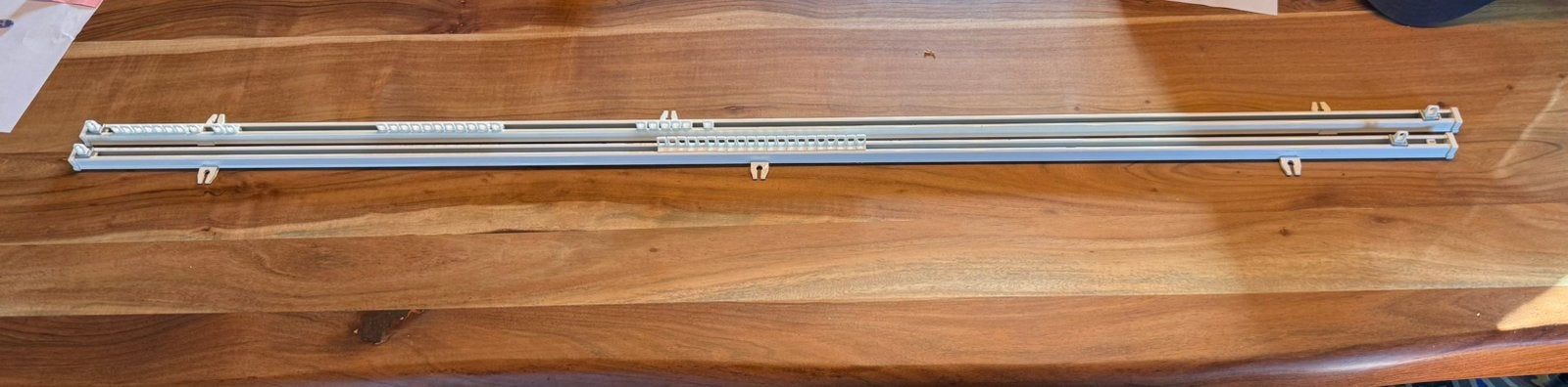 2 rechte gordijnrails van 134cm en 135cm, Gebruikt, 100 tot 150 cm, Wit, Ophalen of Verzenden