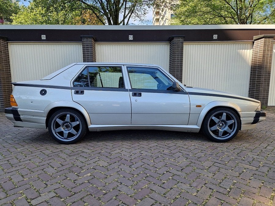 Alfa Romeo 75 3.0 V6 K6 America 1988 Bianco Argento 1e lak, Auto's, Alfa Romeo, Handgeschakeld, Grijs, Particulier, Sedan