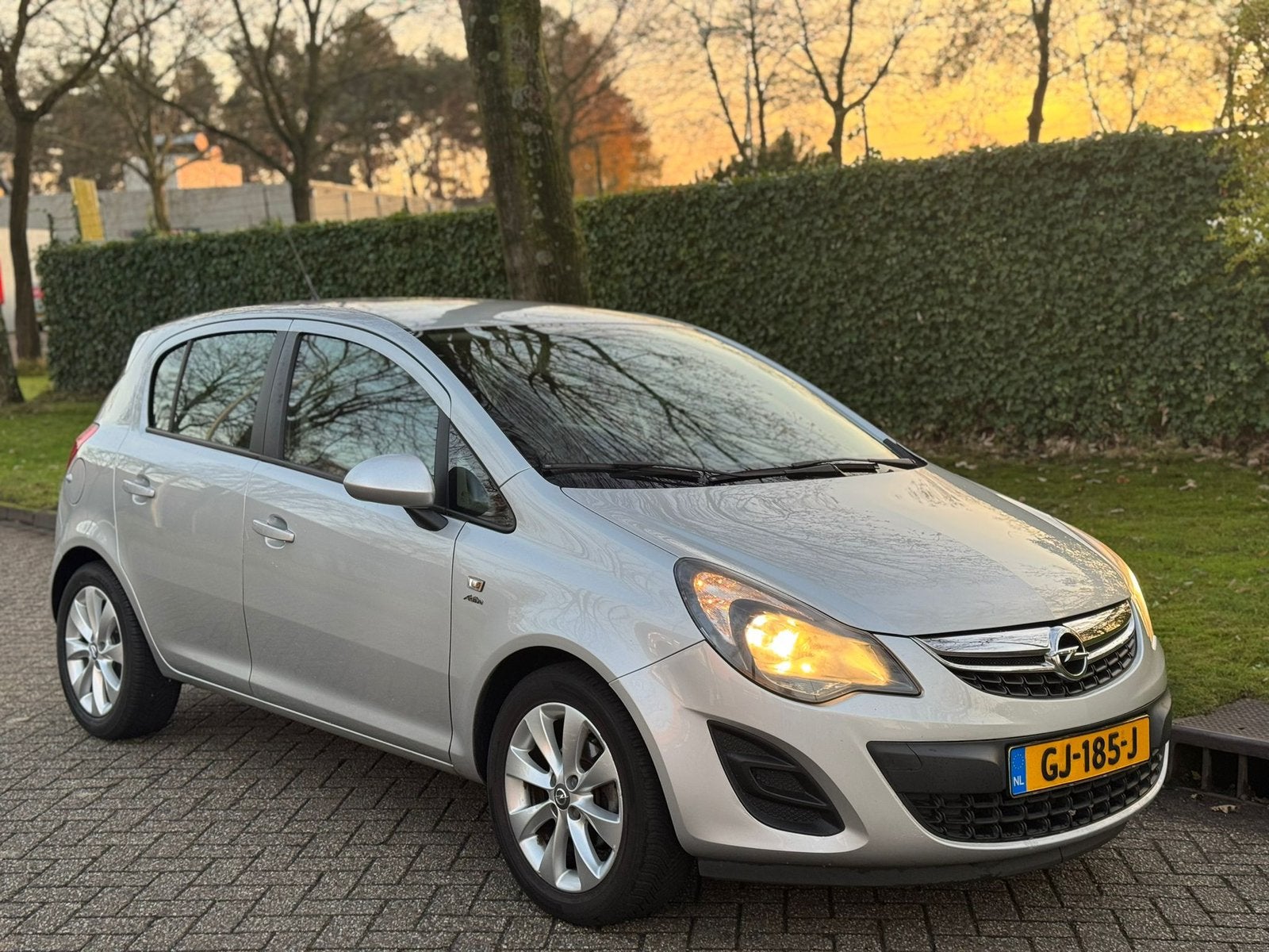 Opel Corsa 1.2 Ecoflex 5D 2013 Grijs, 1063 kg, 4 cilinders, 1229 cc, 49 €/maand