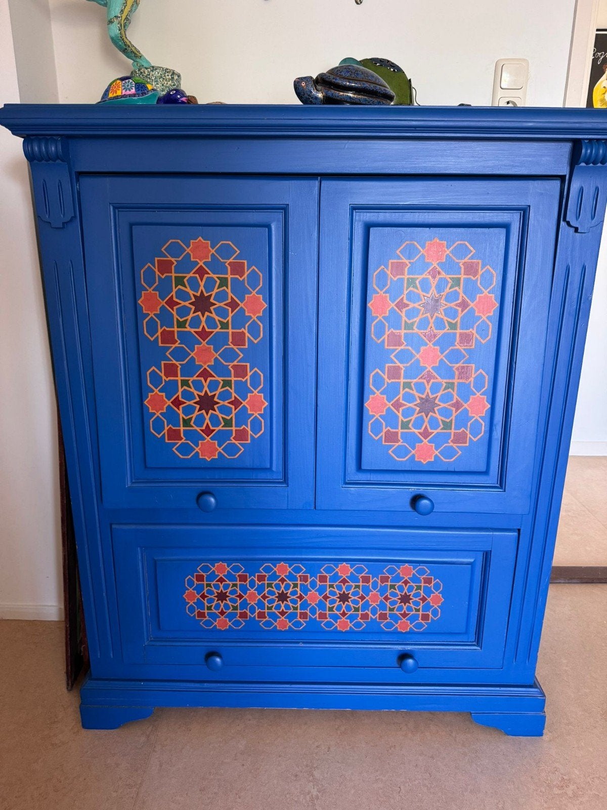Blauwe kast met patroon, Ophalen