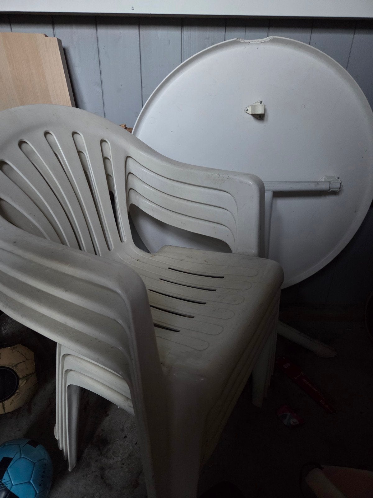 Stevige plastic kuipstoelen en ronde eettafel, Ophalen, Kunststof