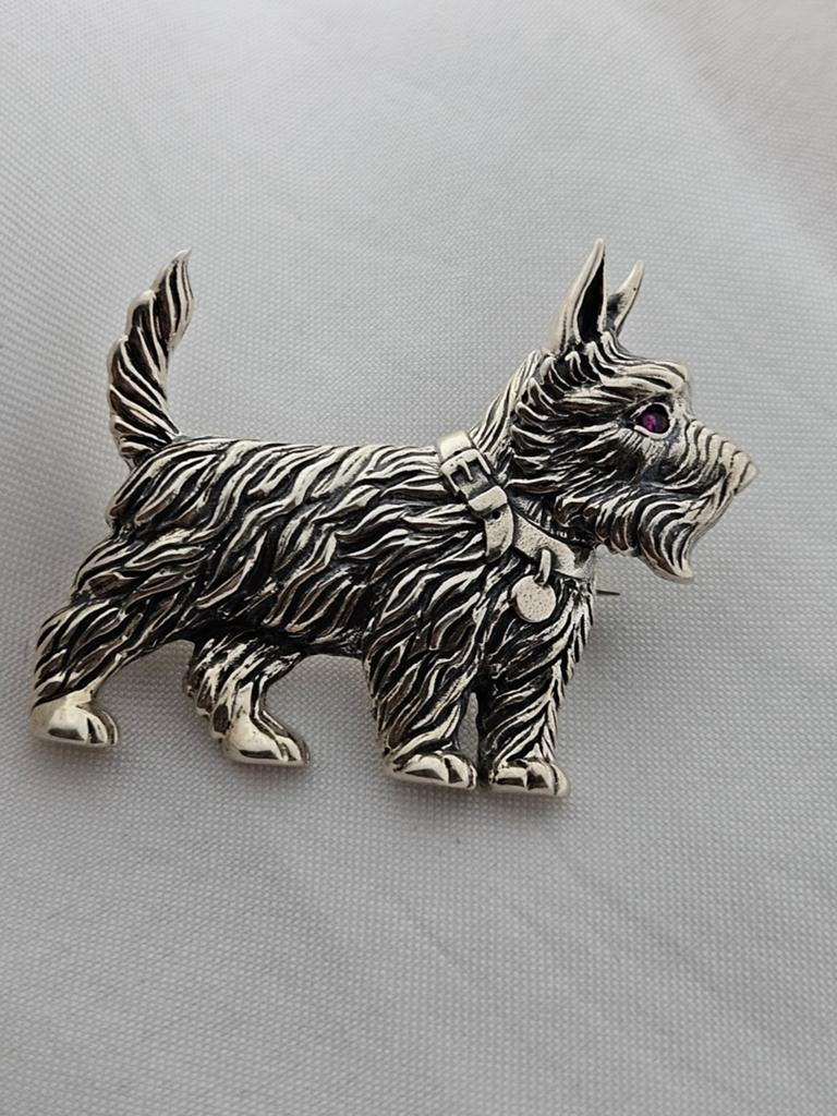 Echt sterling zilveren hond broche, Ophalen of Verzenden, Zo goed als nieuw, Dier of Natuur, Speldje of Pin