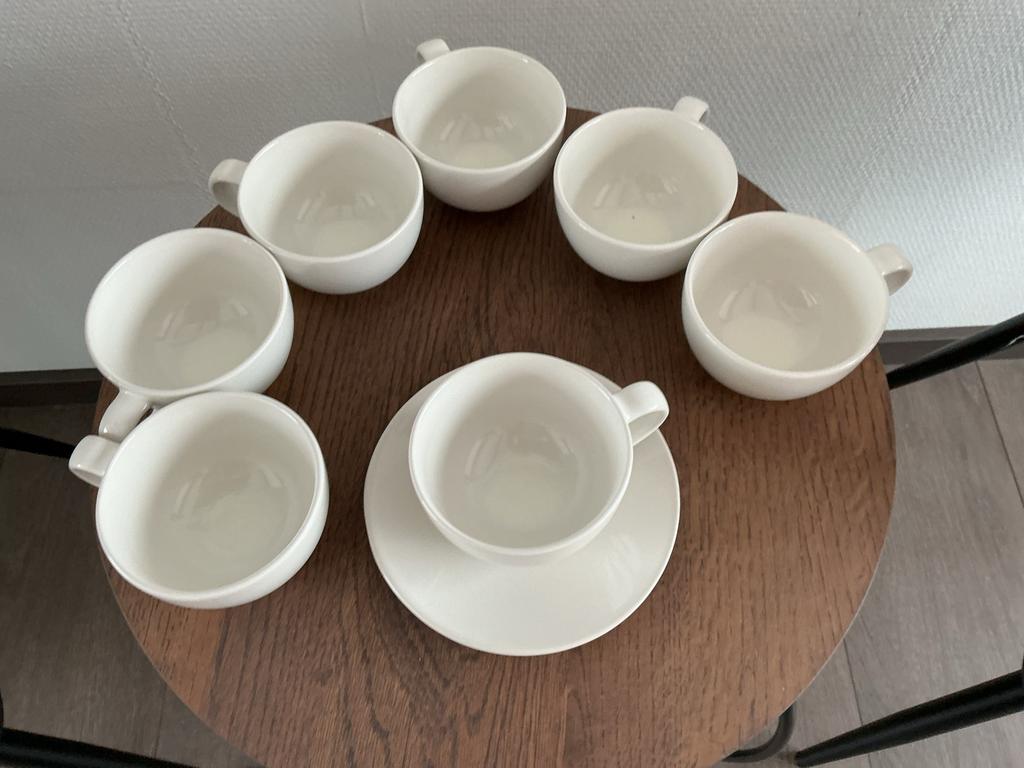 IKEA koppen en schotels 16 stuks, Huis en Inrichting, Keramiek, Ophalen of Verzenden, Zo goed als nieuw, Effen