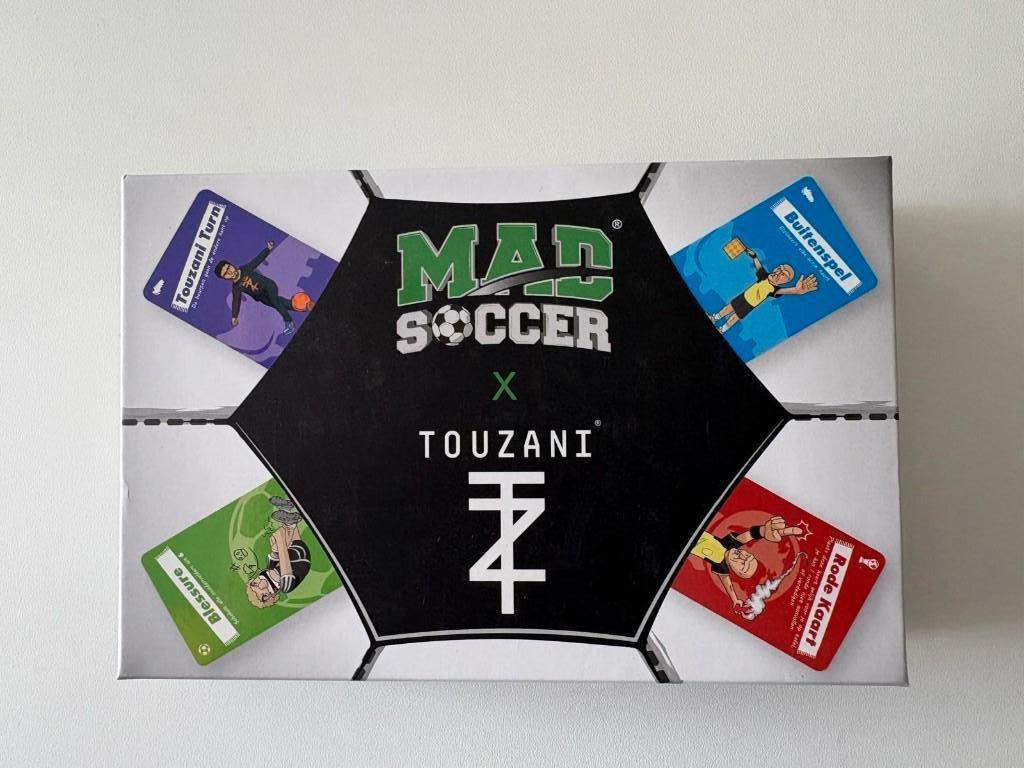 Touzani Soccer Kaartspel - MadSoccer - NIEUW!, Hobby en Vrije tijd, Gezelschapsspellen | Kaartspellen, Vijf spelers of meer, Ophalen of Verzenden
