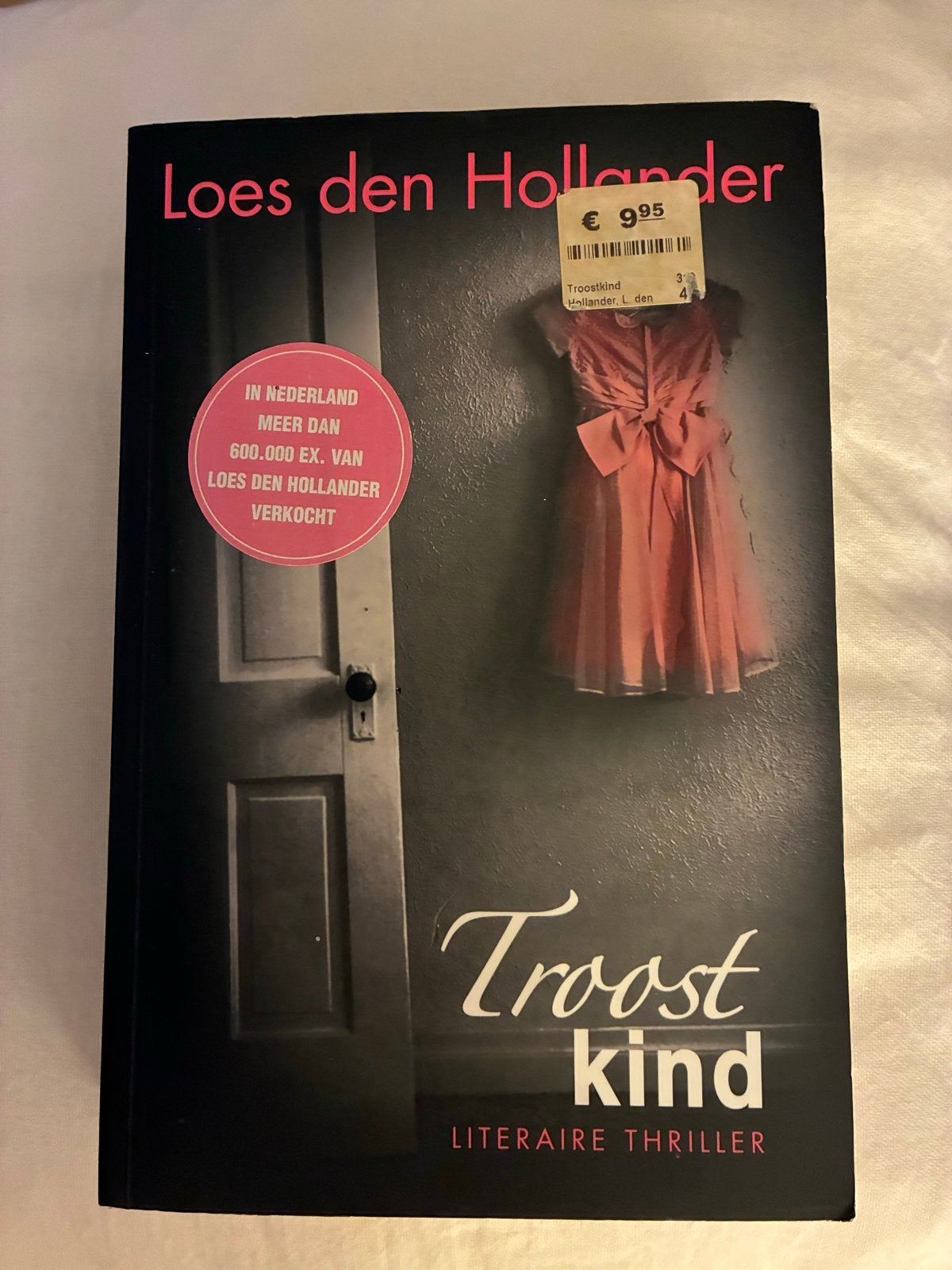 Loes den Hollander - Troostkind (Literaire thriller), Ophalen of Verzenden, Gelezen, Nederland